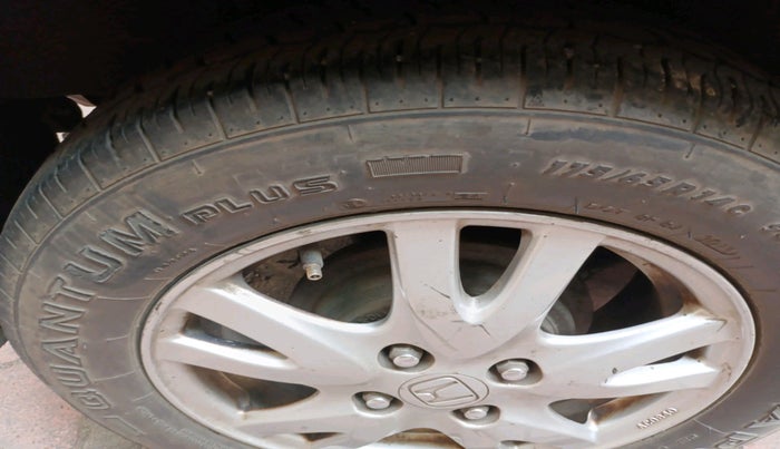 2013 Honda Brio V AT, Petrol, Automatic, 97,671 km, tyre