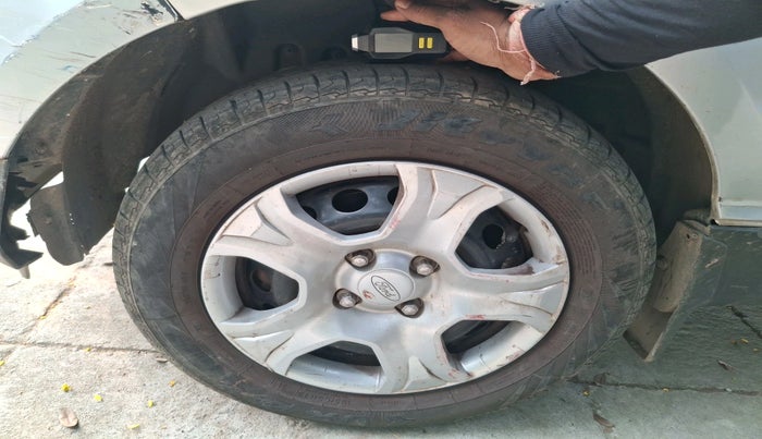 2015 Ford Ecosport AMBIENTE 1.5L PETROL, Petrol, Manual, 1,00,001 km, tyre