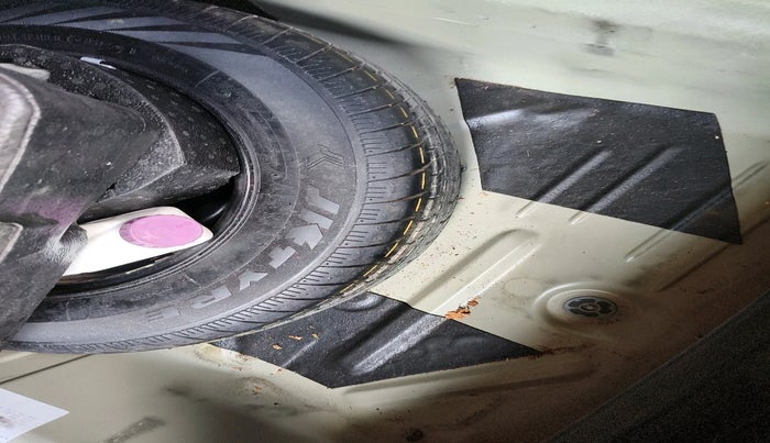 2012 Volkswagen Vento HIGHLINE DIESEL 1.6, Diesel, Manual, 1,10,311 km, tyre