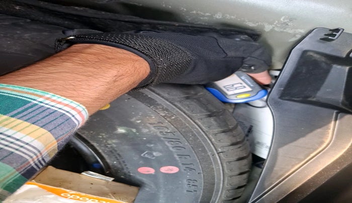 2021 Maruti Swift VXI AMT, Petrol, Automatic, 1,18,168 km, tyre