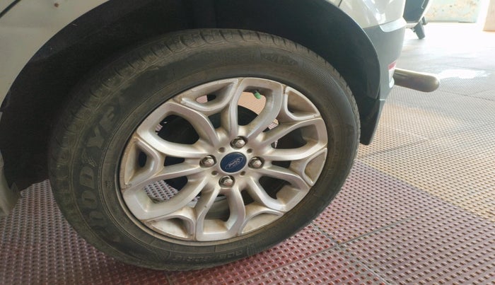 2014 Ford Ecosport TITANIUM 1.5L DIESEL, Diesel, Manual, 1,67,217 km, tyre