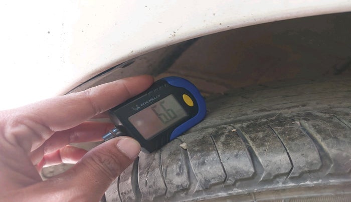 2014 Hyundai Xcent SX 1.2, Petrol, Manual, 1,01,012 km, tyre