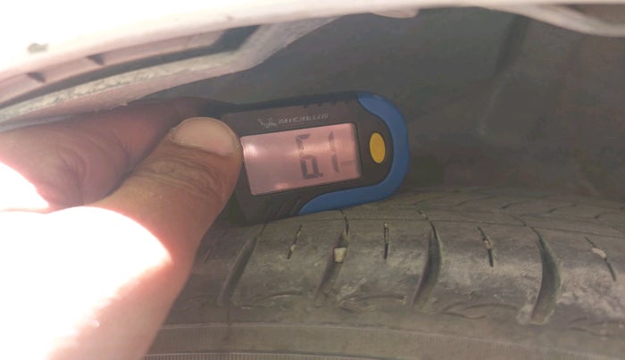 2014 Hyundai Xcent SX 1.2, Petrol, Manual, 1,01,012 km, tyre