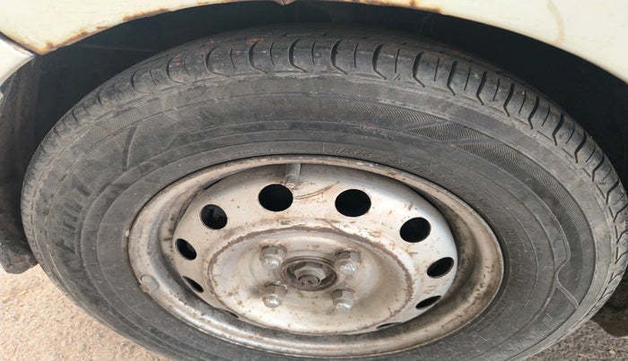 2011 Hyundai i10 ERA 1.1, Petrol, Manual, 1,06,327 km, tyre