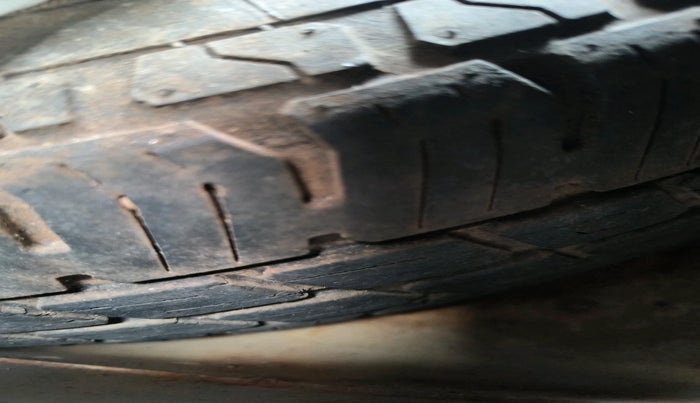 2011 Hyundai i10 ERA 1.1, Petrol, Manual, 1,06,327 km, tyre