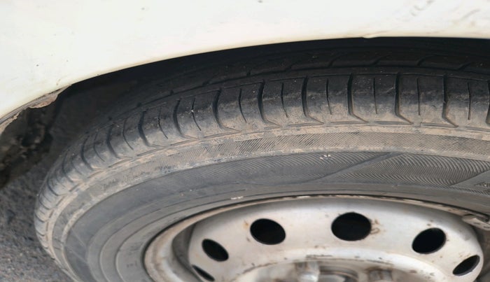 2011 Hyundai i10 ERA 1.1, Petrol, Manual, 1,06,327 km, tyre