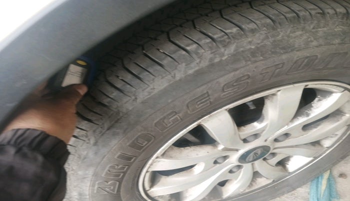 2017 Mahindra XUV500 W10 AT, Diesel, Automatic, 1,13,601 km, tyre