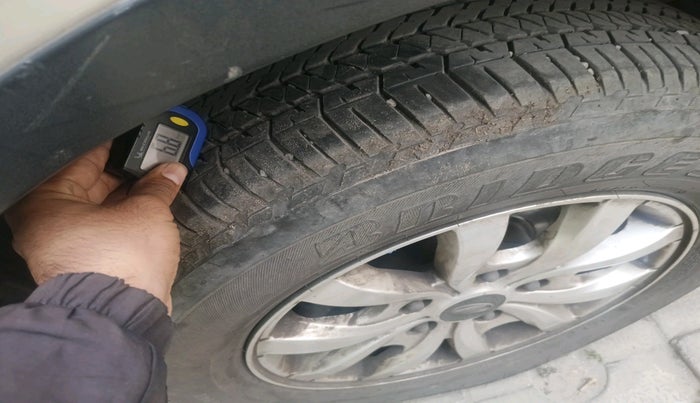 2017 Mahindra XUV500 W10 AT, Diesel, Automatic, 1,13,601 km, tyre