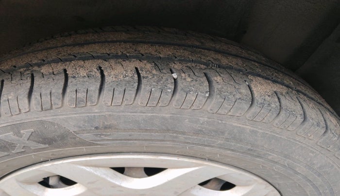 2014 Fiat Linea CLASSIC 1.3 L MULTIJET, Diesel, Manual, 1,34,782 km, tyre