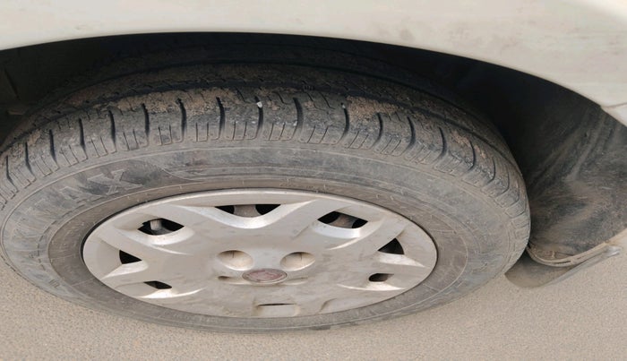 2014 Fiat Linea CLASSIC 1.3 L MULTIJET, Diesel, Manual, 1,34,782 km, tyre