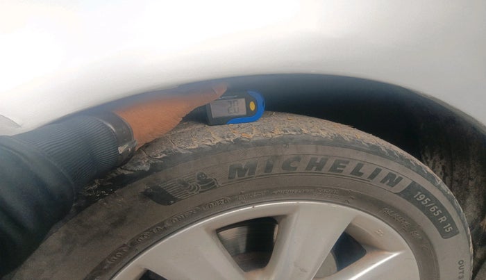 2011 Toyota Corolla Altis G PETROL, Petrol, Manual, 1,21,637 km, tyre