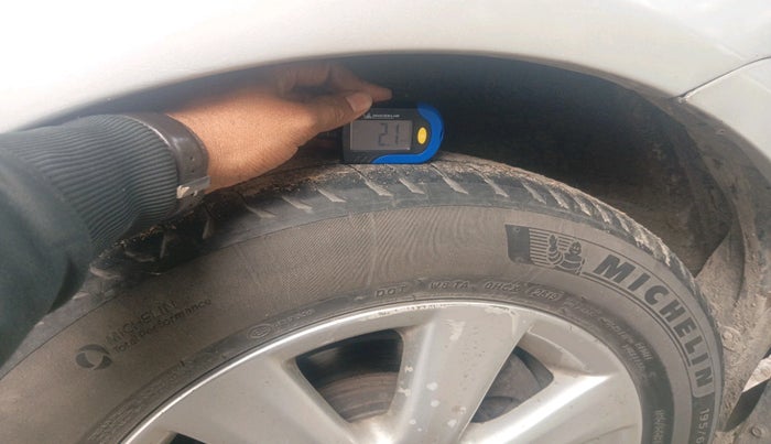 2011 Toyota Corolla Altis G PETROL, Petrol, Manual, 1,21,637 km, tyre