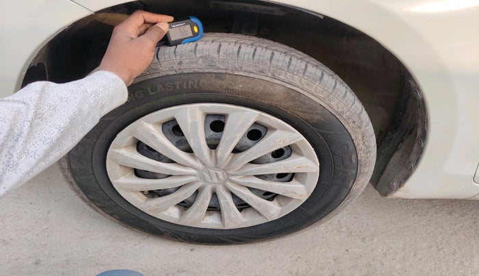 2016 Maruti Swift VXI, Petrol, Manual, 1,53,405 km, tyre