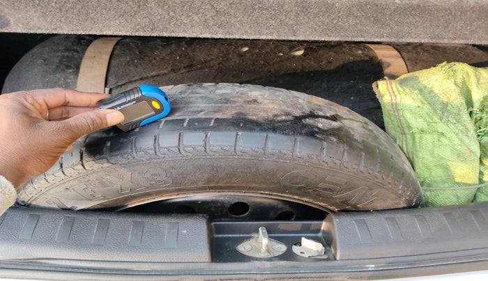 2016 Maruti Swift VXI, Petrol, Manual, 1,53,405 km, tyre