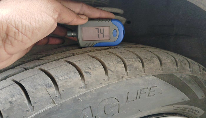 2015 Maruti Swift VXI, Petrol, Manual, 90,347 km, tyre