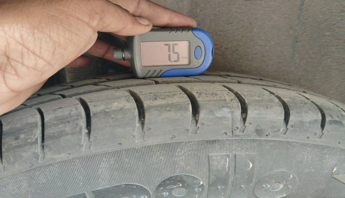 2015 Maruti Swift VXI, Petrol, Manual, 90,347 km, tyre