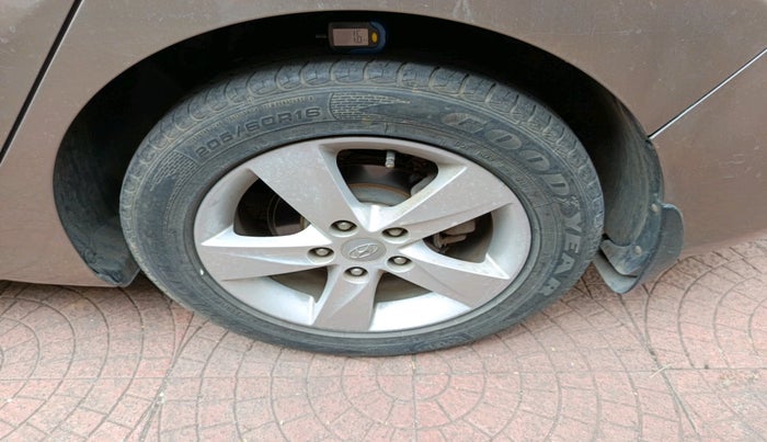 2014 Hyundai New Elantra 1.8 SX MT VTVT, Petrol, Manual, 63,766 km, tyre