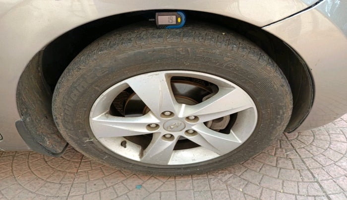 2014 Hyundai New Elantra 1.8 SX MT VTVT, Petrol, Manual, 63,766 km, tyre