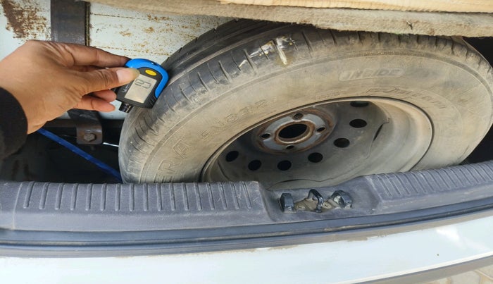 2010 Hyundai i10 ERA 1.1, Petrol, Manual, 1,61,042 km, tyre