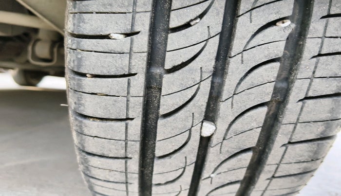 2013 Tata Nano EMAX LX CNG, Petrol, Manual, 74,147 km, tyre