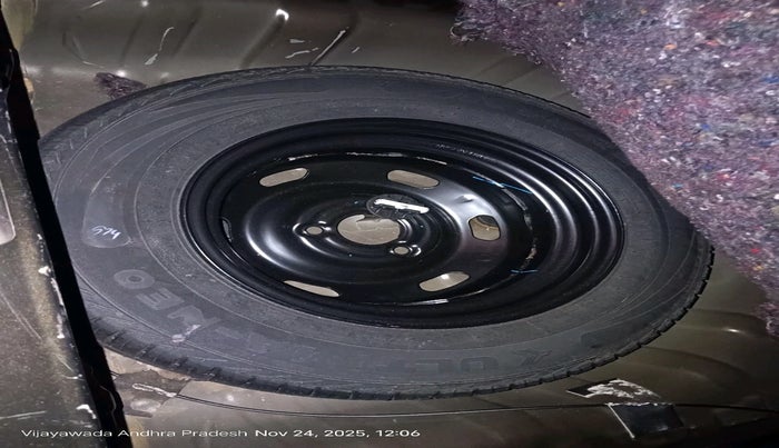 2017 Renault Kwid RXT 1.0 AMT, Petrol, Automatic, 22,648 km, tyre