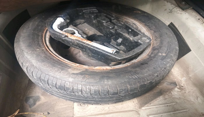 2011 Volkswagen Vento TRENDLINE 1.6, Petrol, Manual, 84,185 km, tyre