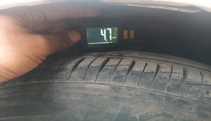 2011 Volkswagen Vento TRENDLINE 1.6, Petrol, Manual, 84,185 km, tyre