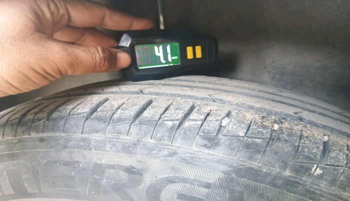 2011 Volkswagen Vento TRENDLINE 1.6, Petrol, Manual, 84,185 km, tyre