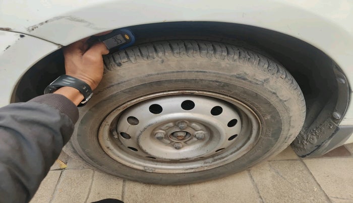 2010 Maruti Swift LXI, Petrol, Manual, 1,13,277 km, tyre