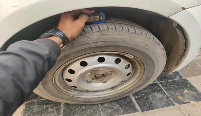 2010 Maruti Swift LXI, Petrol, Manual, 1,13,277 km, tyre