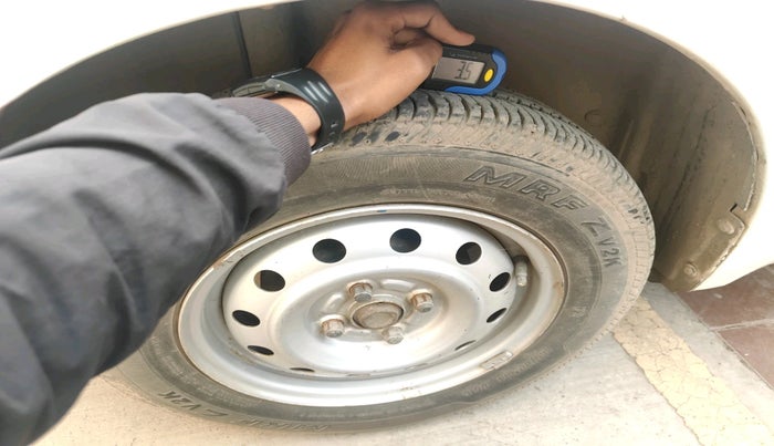 2010 Maruti Swift LXI, Petrol, Manual, 1,13,277 km, tyre