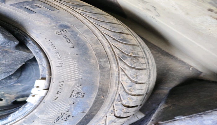 2011 Volkswagen Vento HIGHLINE DIESEL 1.6, Diesel, Manual, 1,64,186 km, tyre