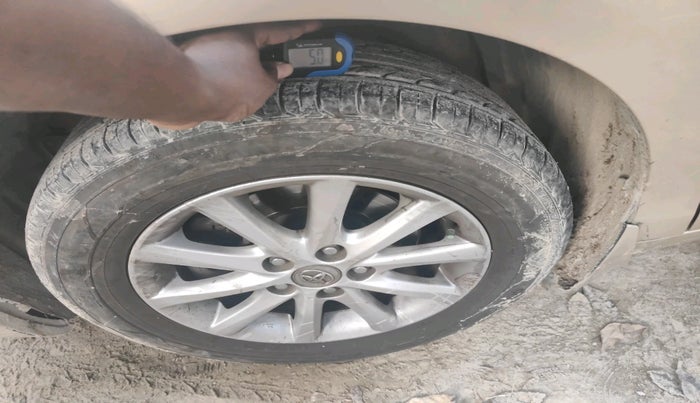 2011 Toyota Camry W2 AT, Petrol, Automatic, 2,33,509 km, tyre