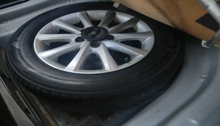 2011 Toyota Camry W2 AT, Petrol, Automatic, 2,33,509 km, tyre