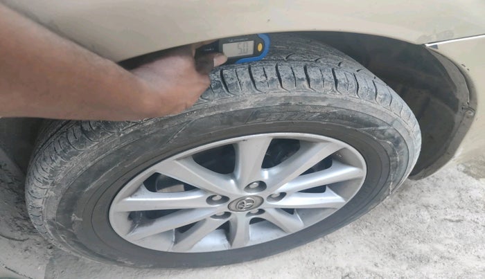 2011 Toyota Camry W2 AT, Petrol, Automatic, 2,33,509 km, tyre