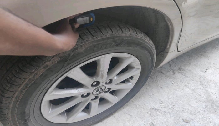 2011 Toyota Camry W2 AT, Petrol, Automatic, 2,33,509 km, tyre