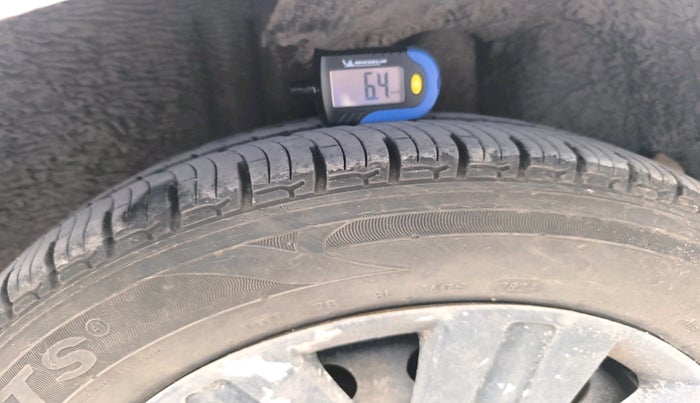 2010 Ford Figo TITANIUM 1.4 DIESEL, Diesel, Manual, 1,40,742 km, tyre