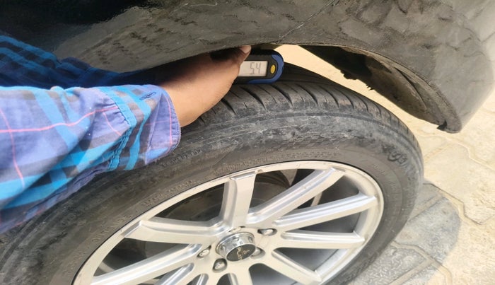 2017 Toyota Innova Crysta 2.4 VX 7 STR, Diesel, Manual, 1,48,077 km, tyre