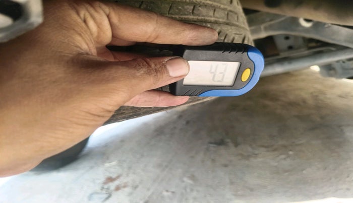 2017 Toyota Innova Crysta 2.4 VX 7 STR, Diesel, Manual, 1,48,077 km, tyre