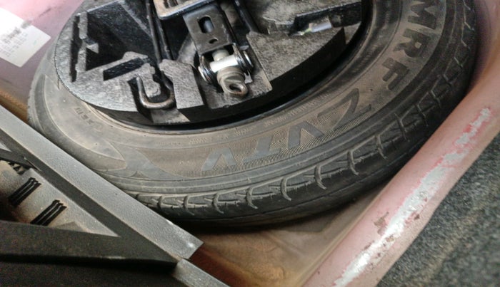 2016 Volkswagen Polo COMFORTLINE 1.2L, Petrol, Manual, 62,125 km, tyre