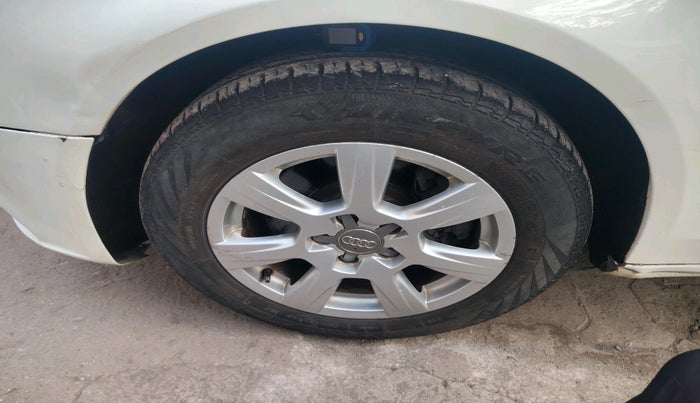 2011 Audi A4 2.0 TDI, Diesel, Automatic, 1,04,297 km, tyre