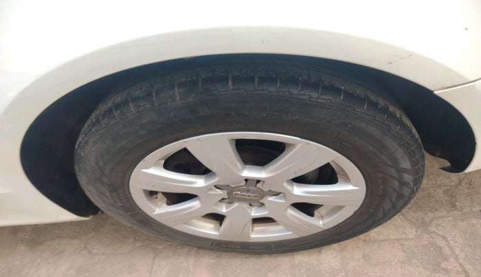 2011 Audi A4 2.0 TDI, Diesel, Automatic, 1,04,297 km, tyre