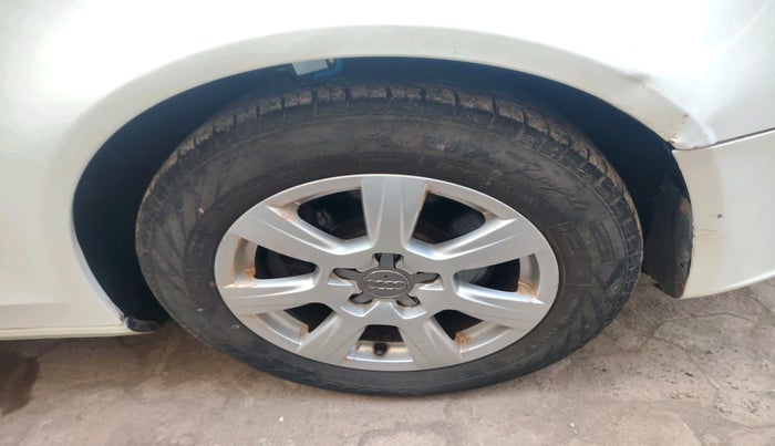 2011 Audi A4 2.0 TDI, Diesel, Automatic, 1,04,297 km, tyre