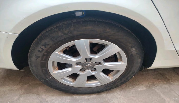 2011 Audi A4 2.0 TDI, Diesel, Automatic, 1,04,297 km, tyre