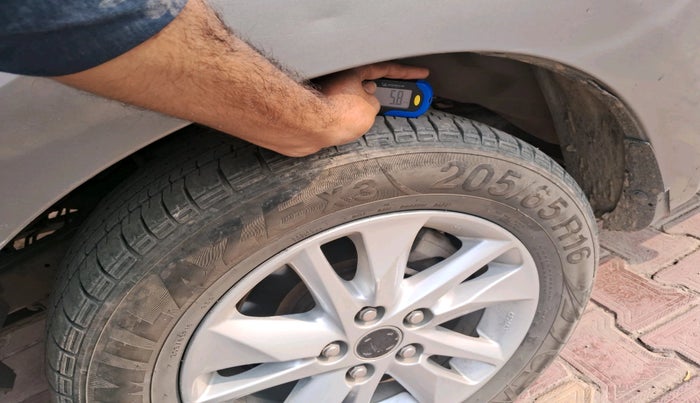 2017 Toyota Innova Crysta 2.4 VX 7 STR, Diesel, Manual, 2,40,935 km, tyre