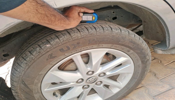 2017 Toyota Innova Crysta 2.4 VX 7 STR, Diesel, Manual, 2,40,935 km, tyre