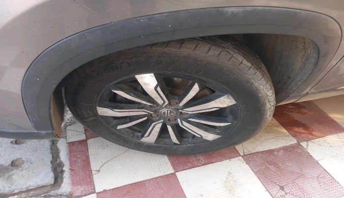 2019 MG HECTOR SHARP 1.5 DCT PETROL, Petrol, Automatic, 1,06,349 km, tyre