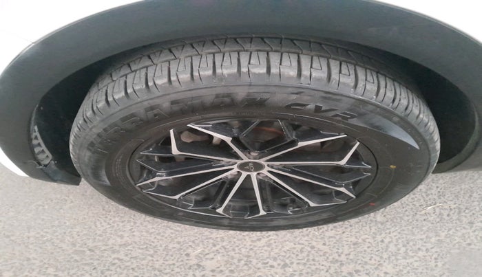 2023 Mahindra XUV700 AX 7 LUXURY D AWD AT 7 STR, Diesel, Automatic, 54,944 km, tyre