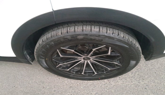 2023 Mahindra XUV700 AX 7 LUXURY D AWD AT 7 STR, Diesel, Automatic, 54,944 km, tyre