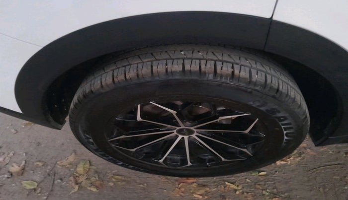 2023 Mahindra XUV700 AX 7 LUXURY D AWD AT 7 STR, Diesel, Automatic, 54,944 km, tyre